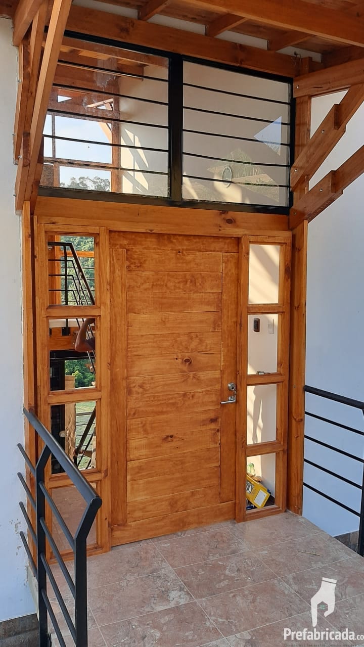 Carpintería modular de ventanas y puertas de una casa prefabricada, con pintura electrostática